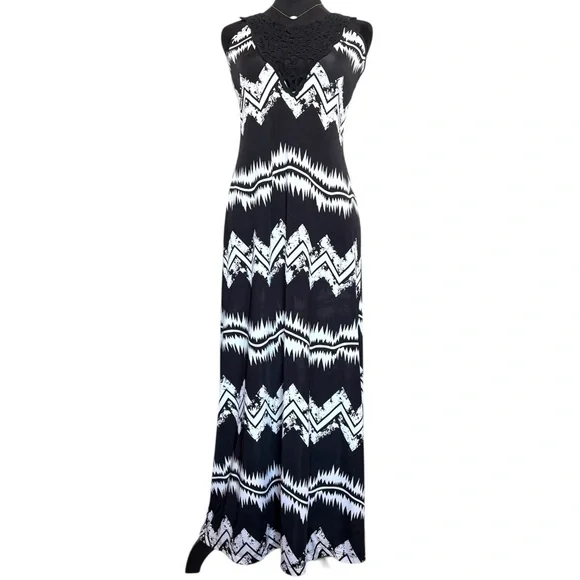 Catch My I Woman’s Medium Crochet Neckline Black and White Chevron Maxi Dress - Picture 1 of 6